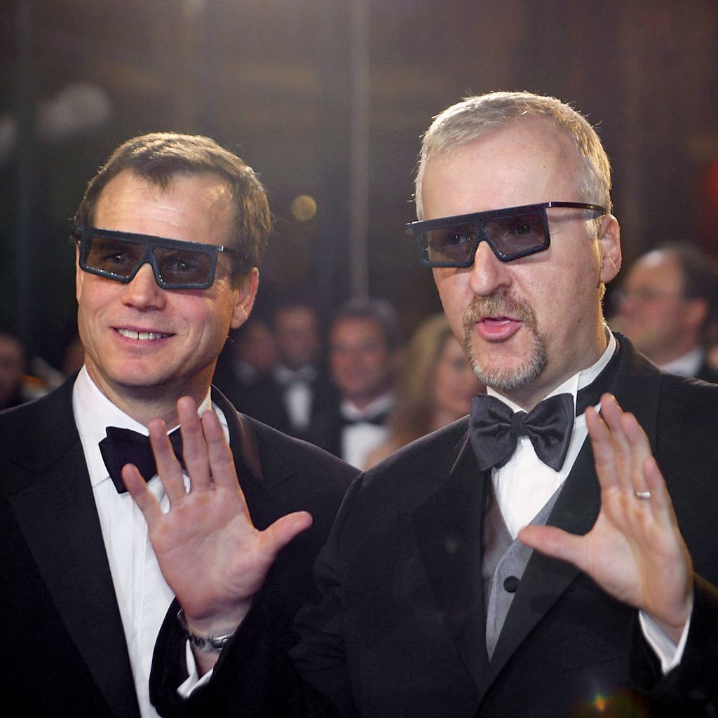 James Cameron und Bill Paxton mit 3D-Brillen vor der Vorführung von "Ghosts of the Abyss" bei den Filmfestspielen von Cannes 2003
