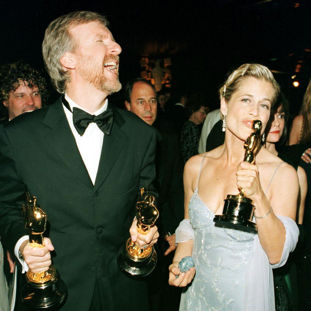 James Cameron und seine damalige Ehefrau Linda Hamilton mit drei seiner "Titanic"-Oscars