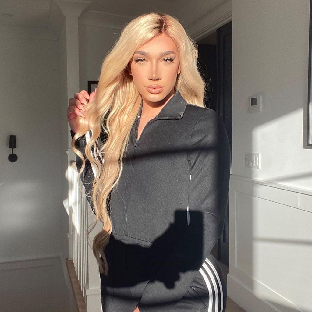 James Charles mit blonder langer Perücke
