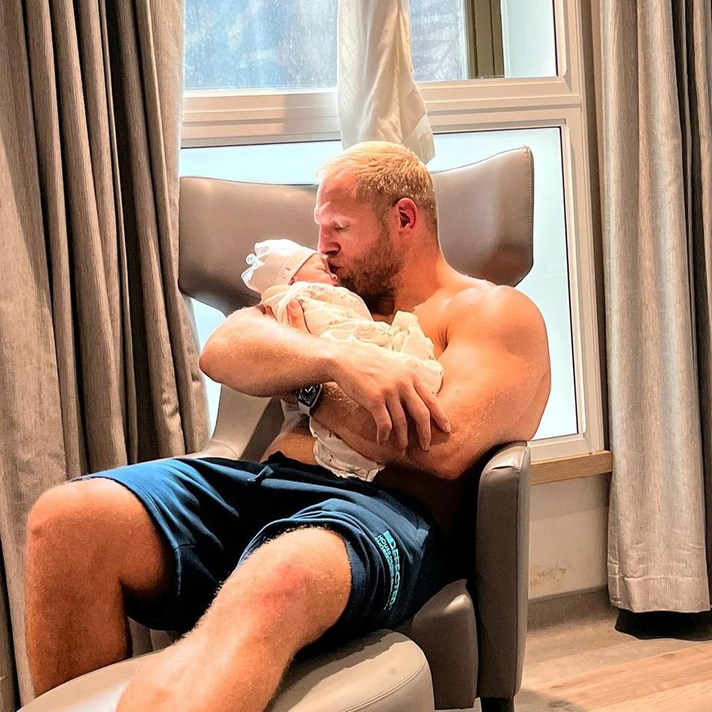 James Haskell mit seiner Tochter Bodhi im August 2022