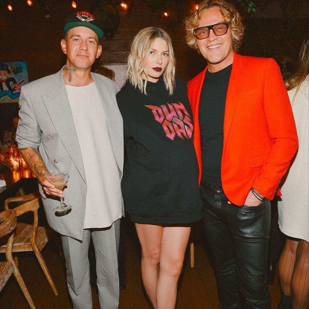 James Kirkham, Jessica Hart und Peter Dundas im Dezember 2021 in Los Angeles