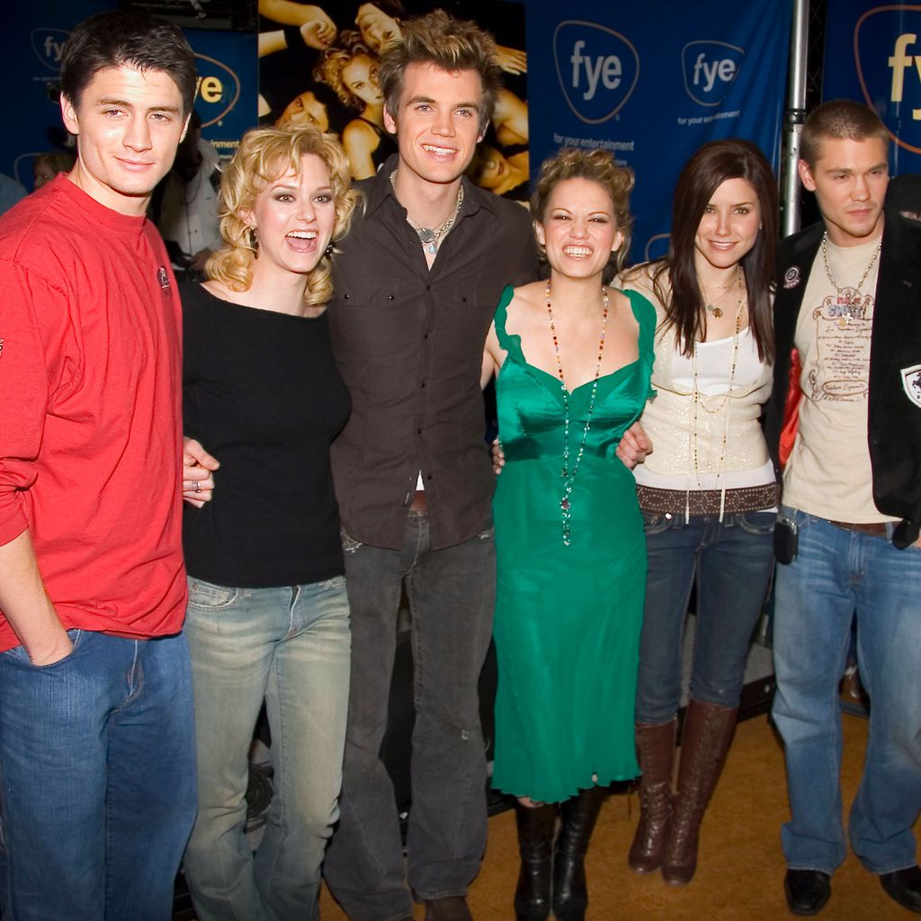 Der "One Tree Hill"-Cast posiert bei einer Signierstunde im FYE Music Store in New York