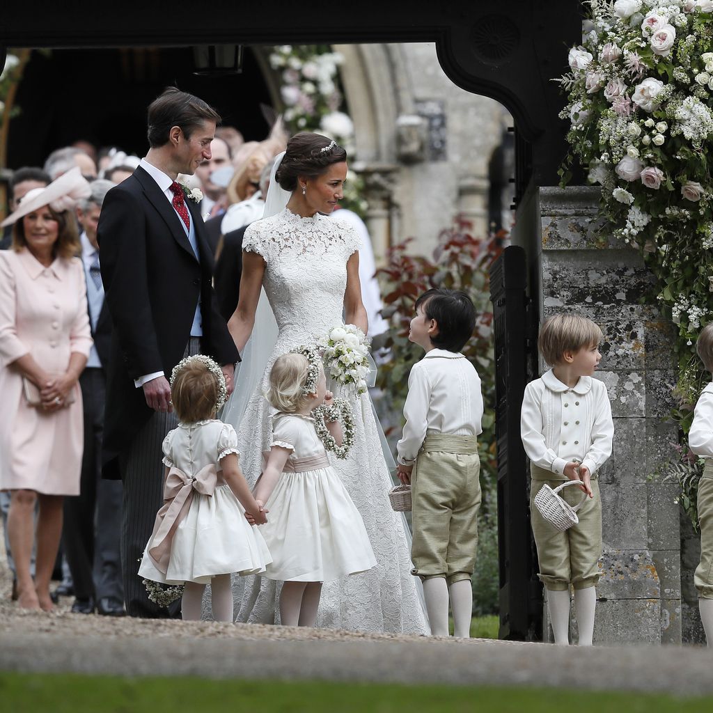 James Matthews, Pippa Middleton und Herzogin Kate mit den Blumenmädchen und Pagenjungs