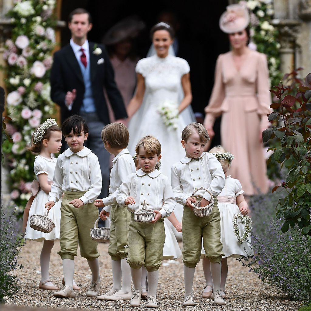 James Matthews, Pippa Middleton und Herzogin Kate mit den Blumenmädchen und Pagenjungs