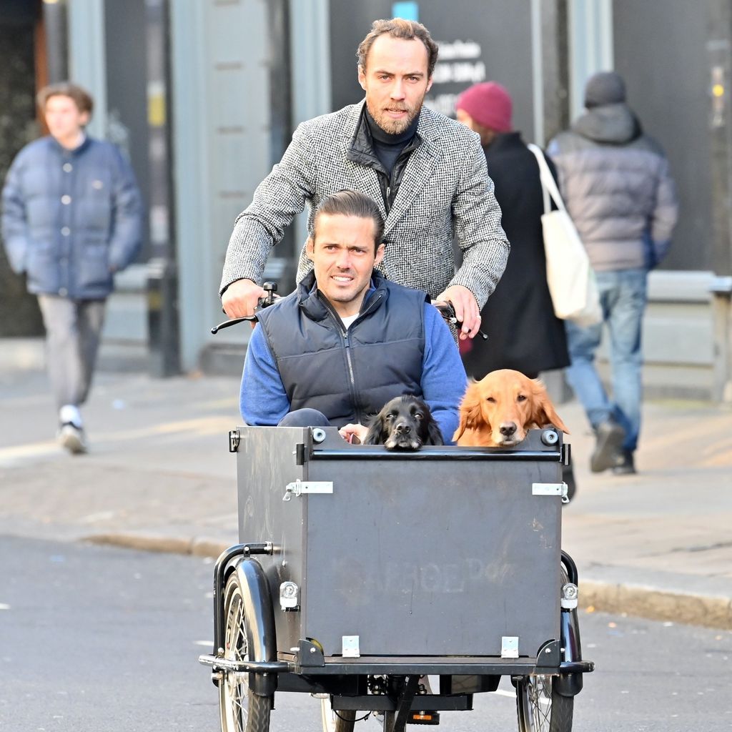 James Middleton mit Spencer Matthews und seinen Hunden in London, Dezember 2019