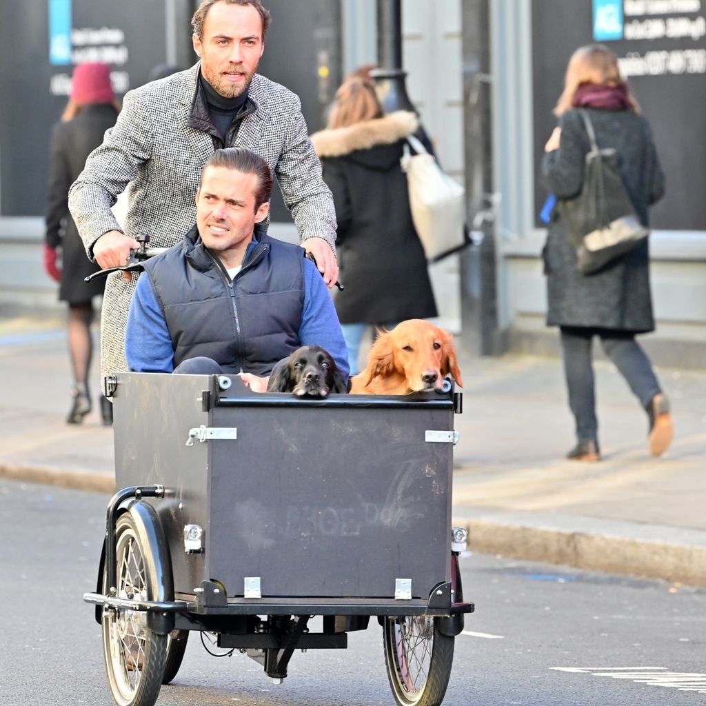 James Middleton mit Spencer Matthews und seinen Hunden in London