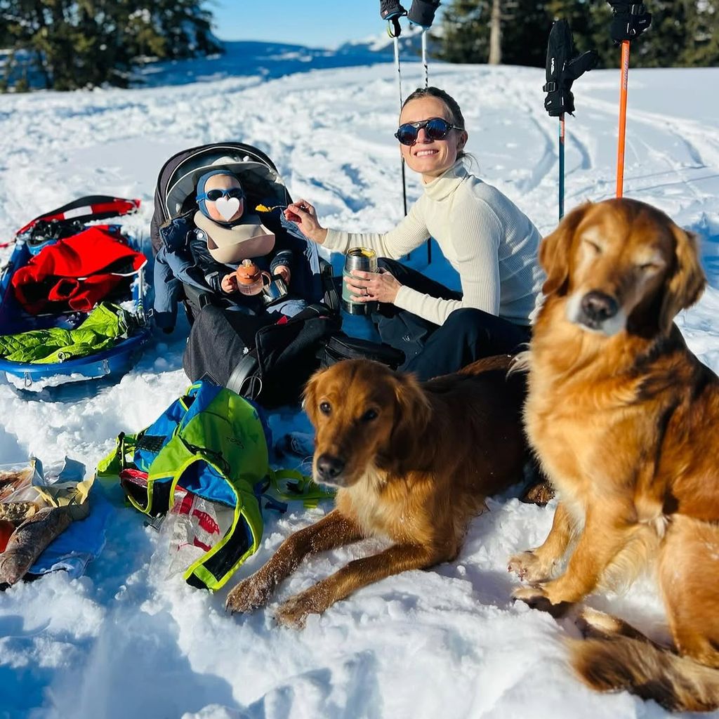 James Middletons Frau Alizée, der gemeinsame Sohn und die Hunde im Januar 2025