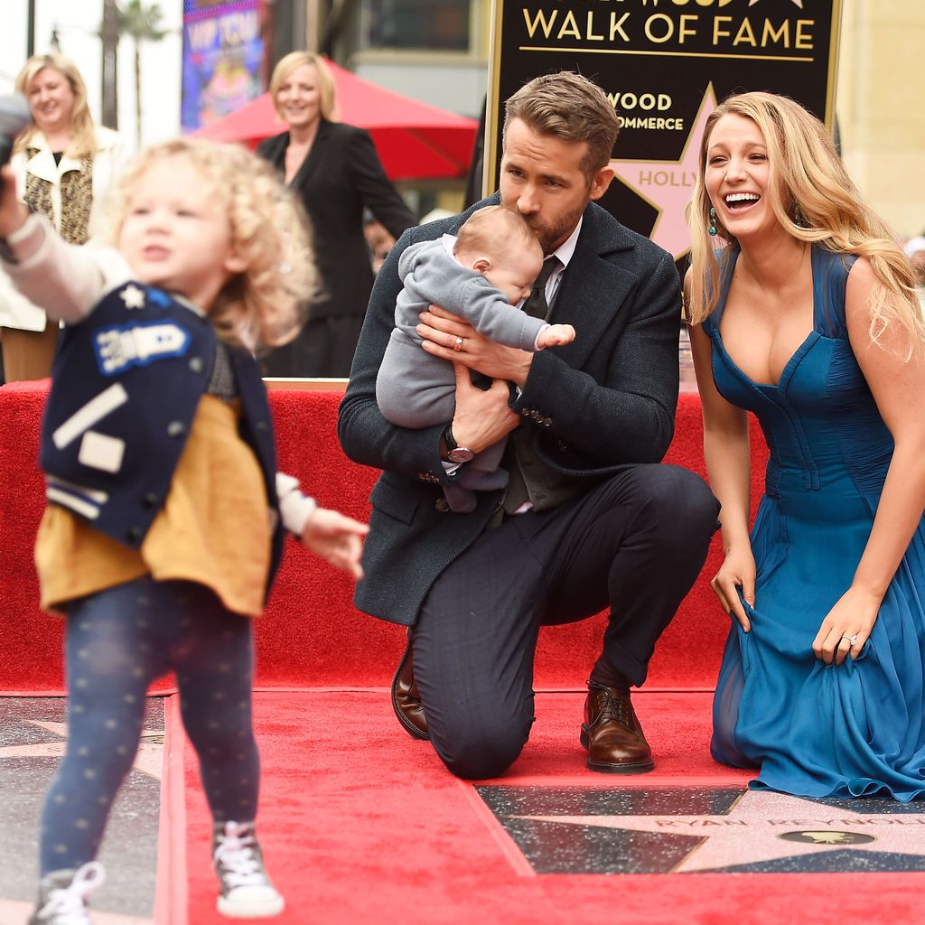 Ryan Reynolds mit Tochter James, seinem Baby und Ehefrau Blake Lively