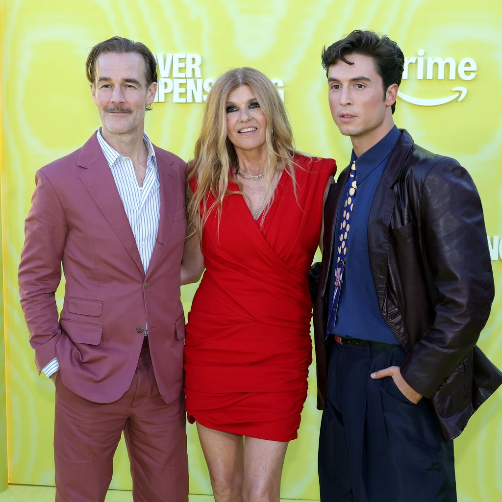James Van Der Beek, Connie Britton und Benito Skinner bei der Premiere der Prime-Video-Serie "Overcompensating" im Hollywood Palladium, Mai 2025