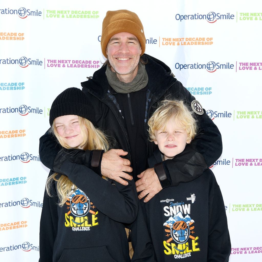 Bei der Operation Smile Celebrity Ski & Smile Challenge: James Van Der Beek mit seinen Kindern in Park City, Utah