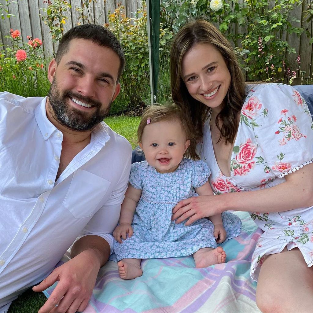 Jamie Jewitt und Camilla Thurlow mit ihrem Baby