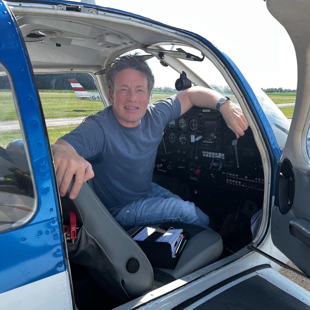Jamie Oliver besteht Pilotenausbildung