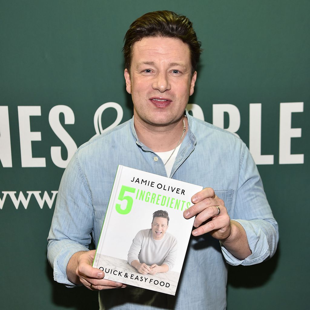 Jamie Oliver mit seinem Buch "5 Ingredients: Quick And Easy Food"
