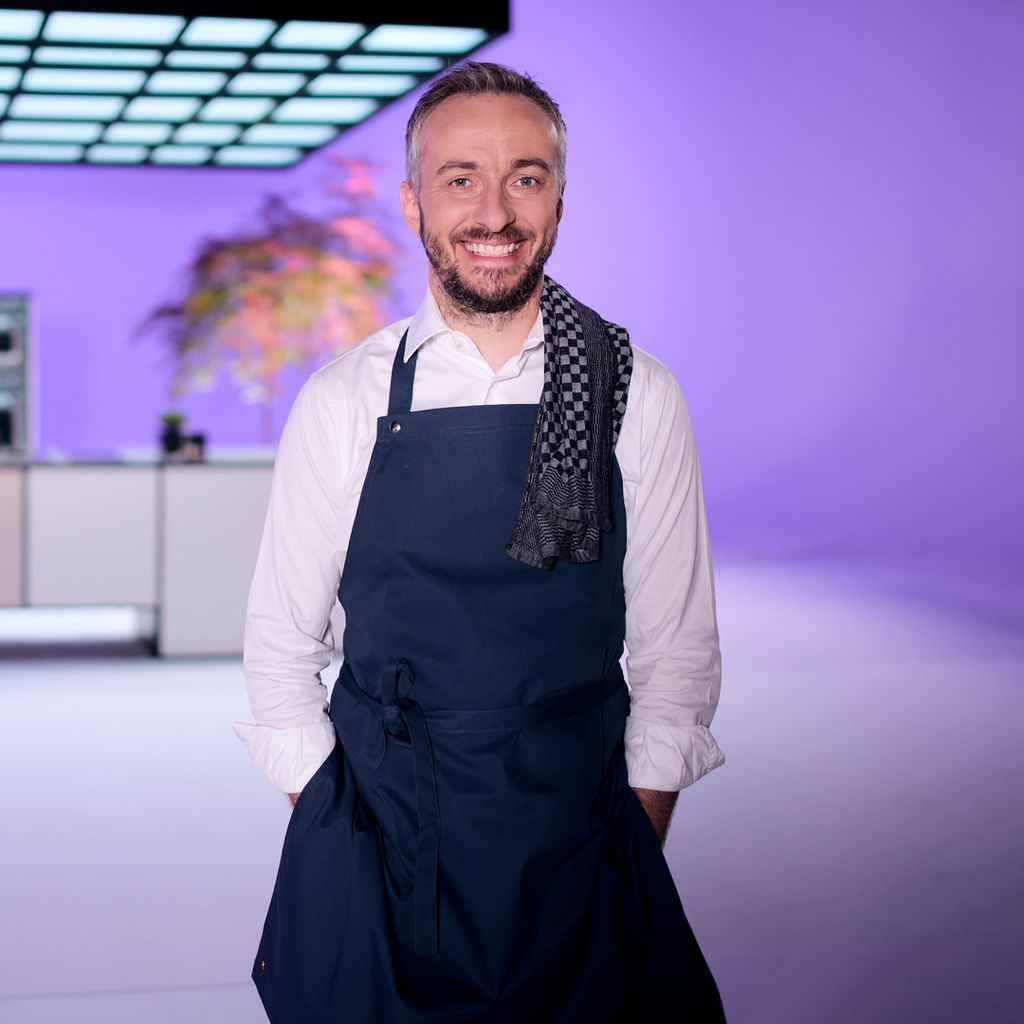 Jan Böhmermann in der Küche von "Böhmi brutzelt"