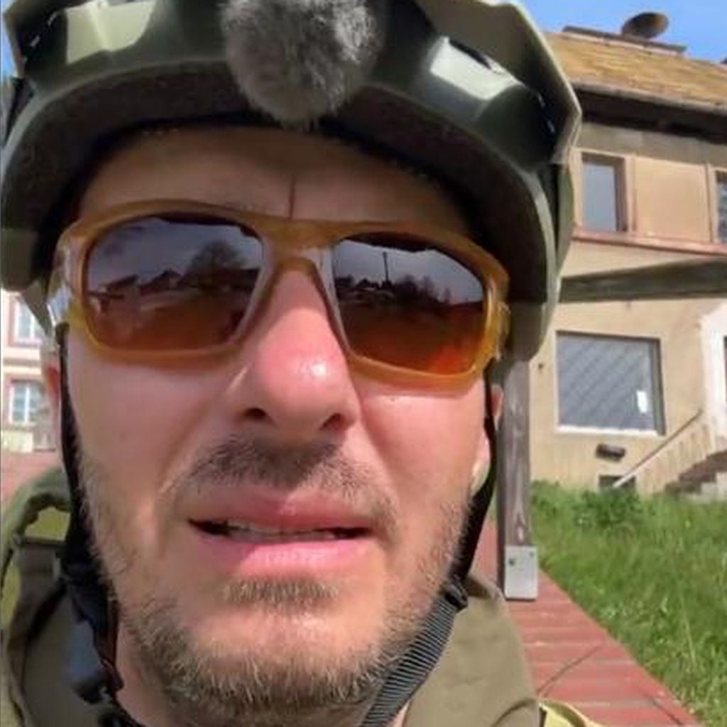Jan Böhmermann während seiner E-Scooter-Tour im April 2025
