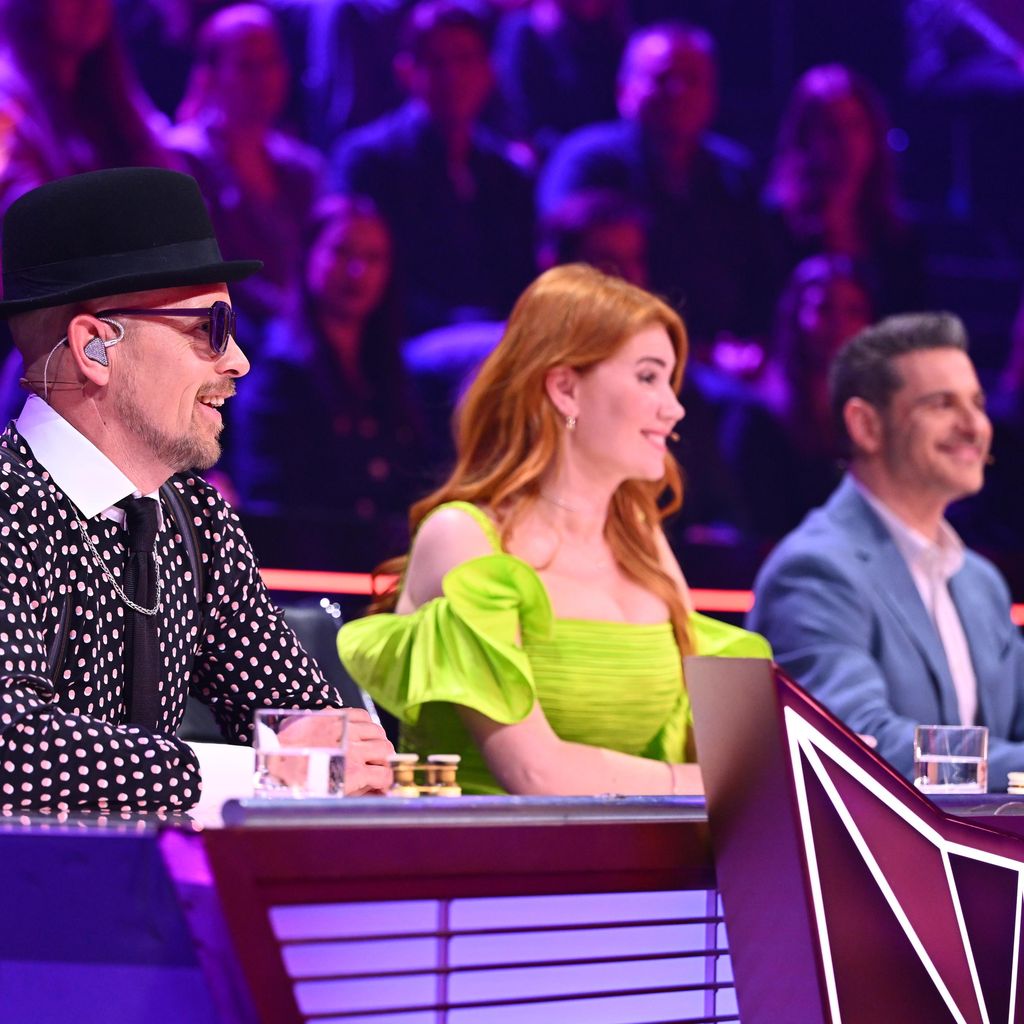 Jan Delay, Palina Rojinski und Rick Kavanian am "The Masked Singer"-Ratepodest