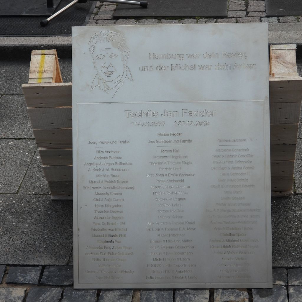 Jan Fedders Gedenktafel vor dem Hamburger Michel