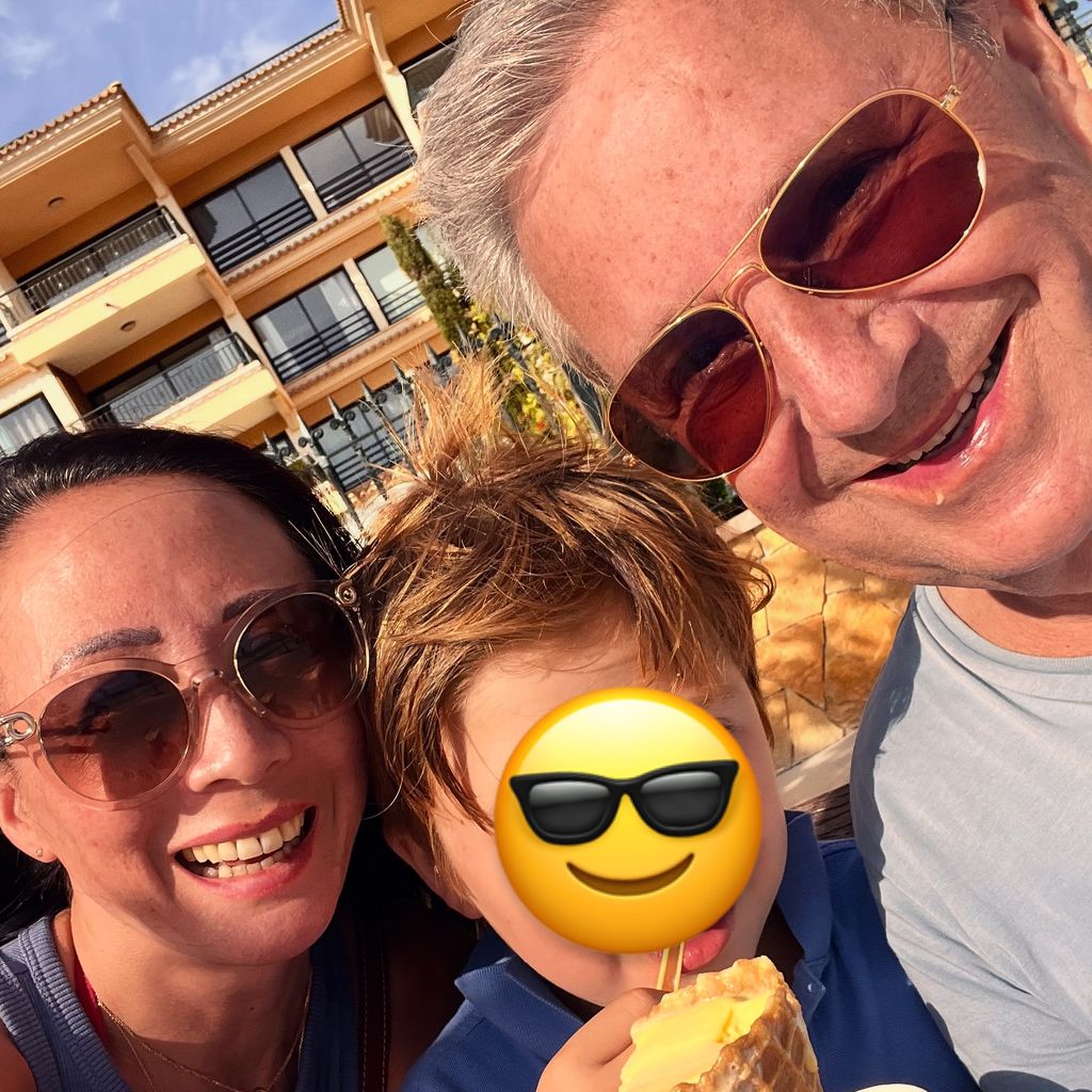 Jan Hofer mit seiner Ehefrau Phong Lan und ihrem gemeinsamen Sohn Henry, Juli 2025