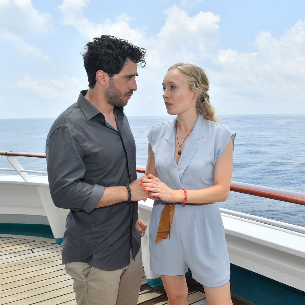 Jan Kittmann und Katharina Heyer beim Dreh von "Das Traumschiff: Antigua"
