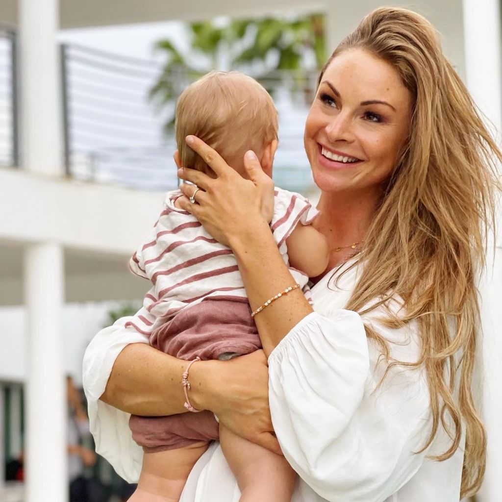 Jana Schölermann mit ihrem Kind im November 2022