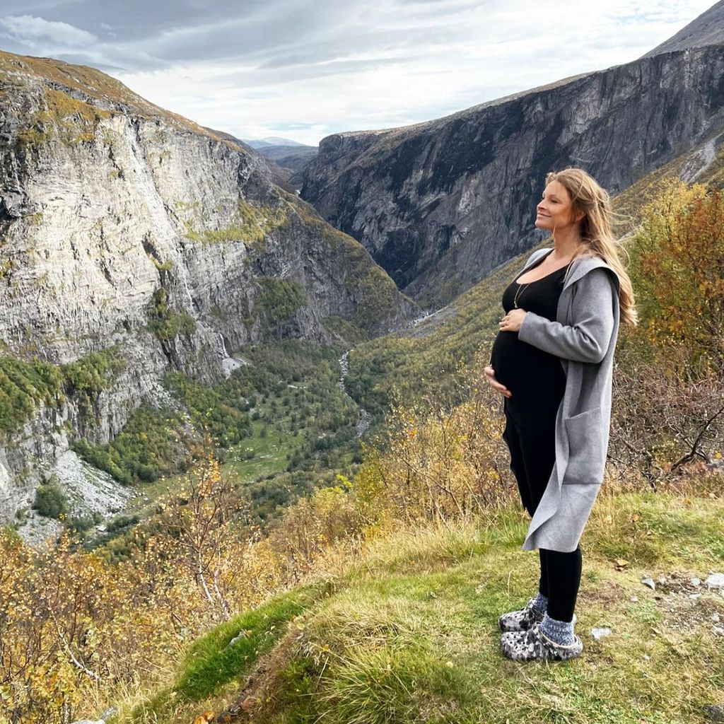 Jana Schölermann hält ihren Babybauch, September 2021