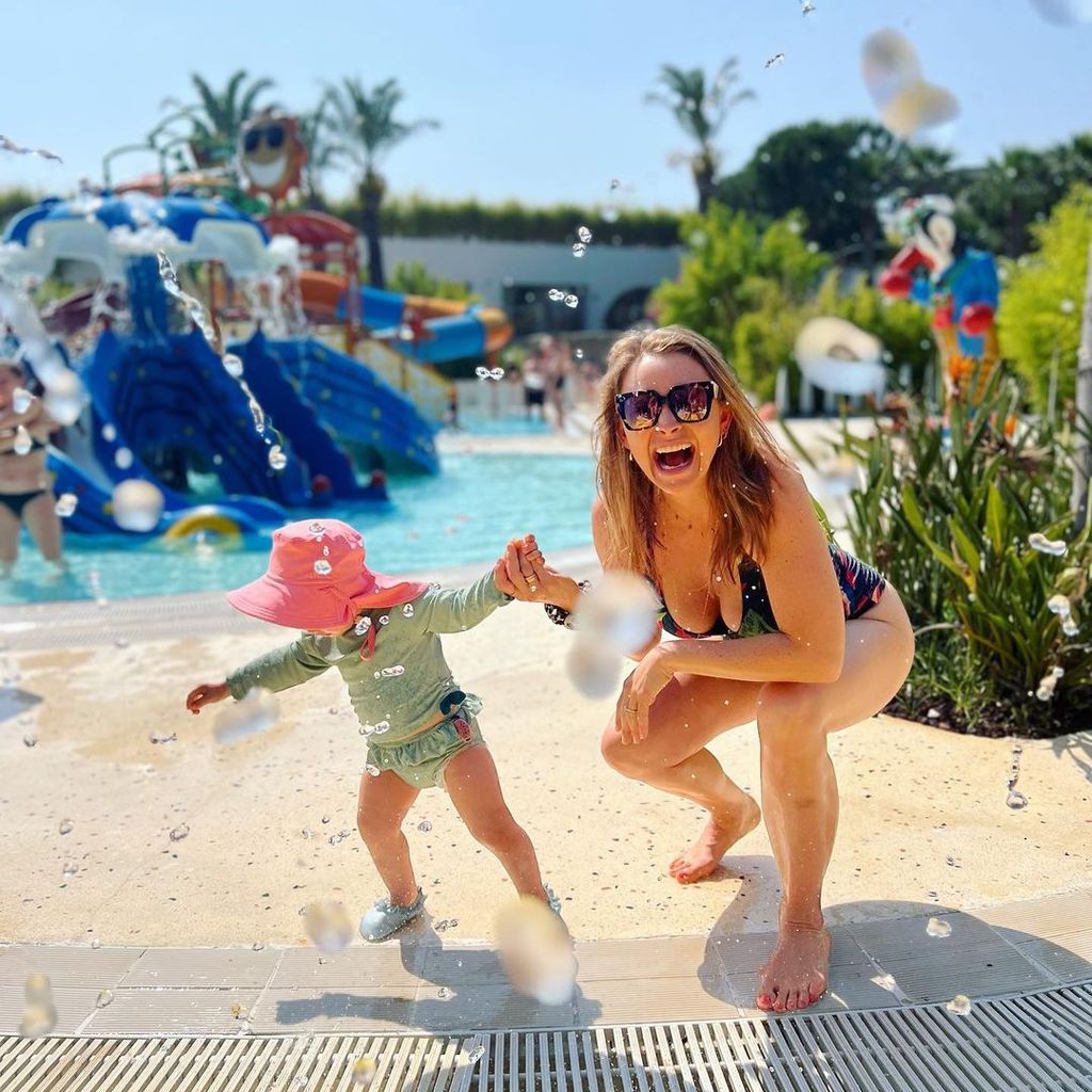 Jana Schölermann mit ihrer Tochter Ilvi im Juni 2023