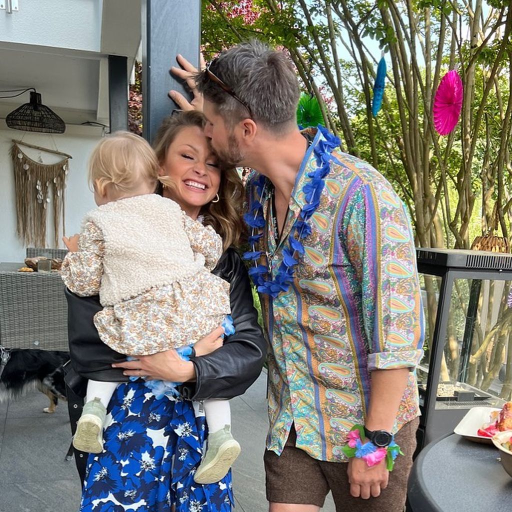 Jana und Thore Schölermann mit ihrer Tochter Ilvi