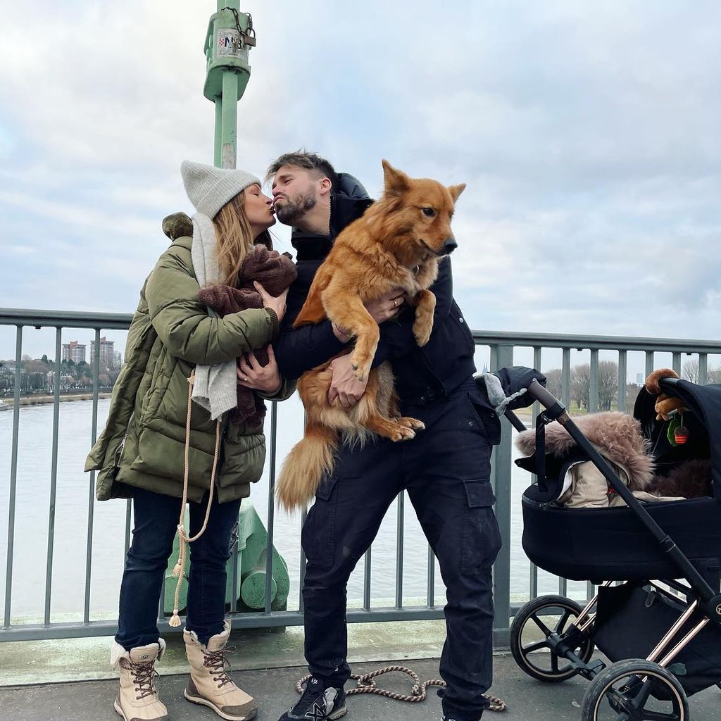 Jana und Thore Schölermann mit Töchterchen Ilvi und ihrem Hund