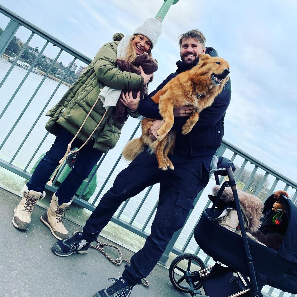 Jana und Thore Schölermann mit ihrem Kind und ihrem Hund