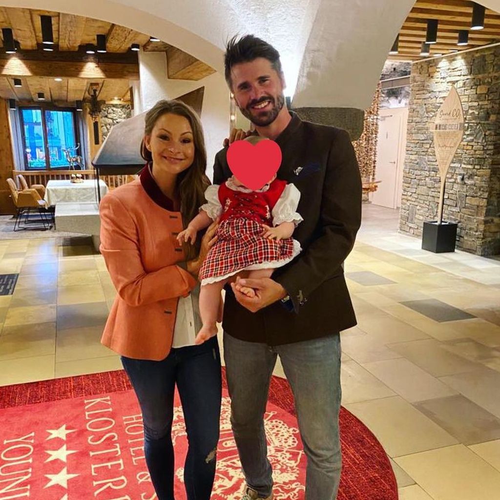 Jana und Thore Schölermann mit Tochter Ilvi