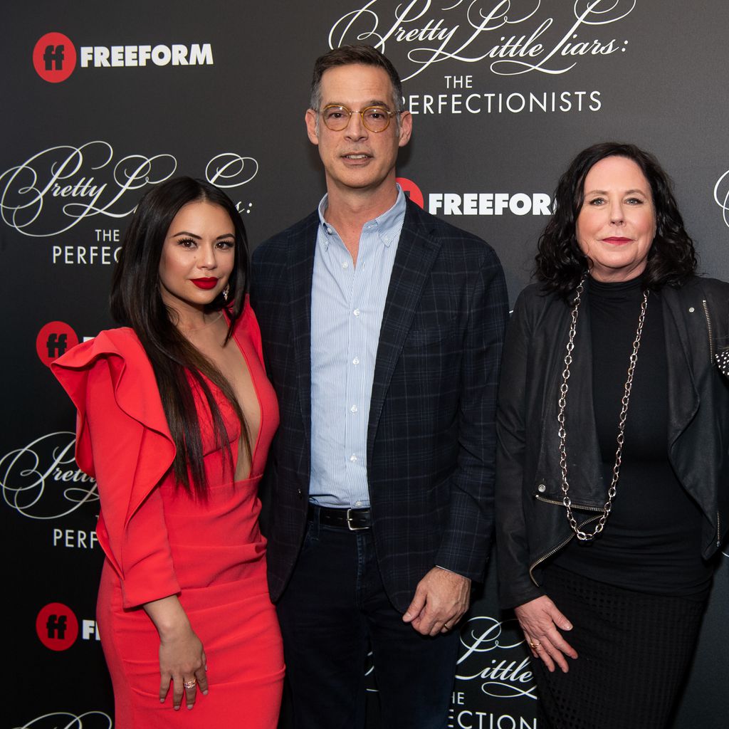 Janel Parrish, Tom Ascheim, I. Marlene King und Sasha Pieterse bei einer Premiere