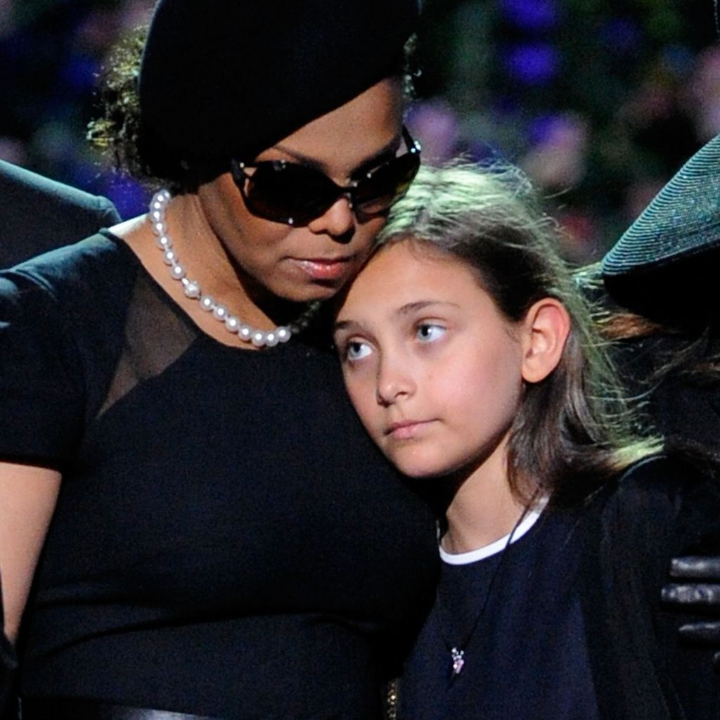 Janet Jackson und Paris Jackson bei einer Gedenkfeier für Michael Jackson im Juni 2009