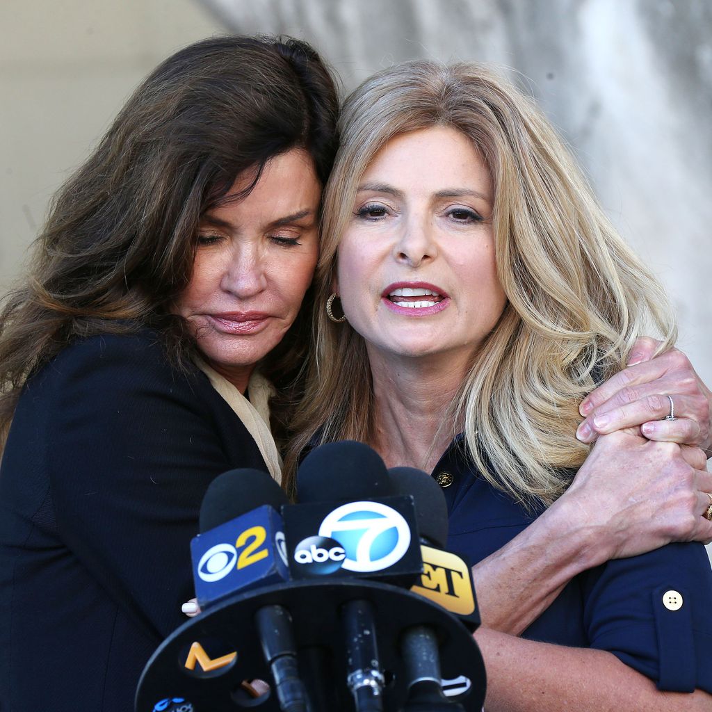 Janice Dickinson und Anwältin Lisa Bloom während einer Pressekonferenz zum Bill-Cosby-Prozess