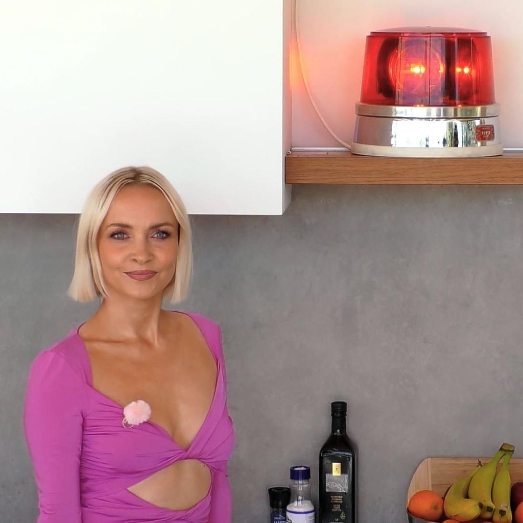 "Temptation Island V.I.P."-Moderatorin Janin Ullmann zeigt das Temptation-Light