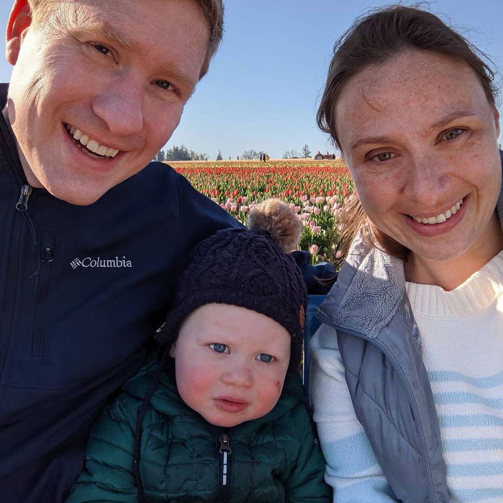 Janina Reimann mit ihrem Mann Coleman und ihrem Baby Charly, April 2021
