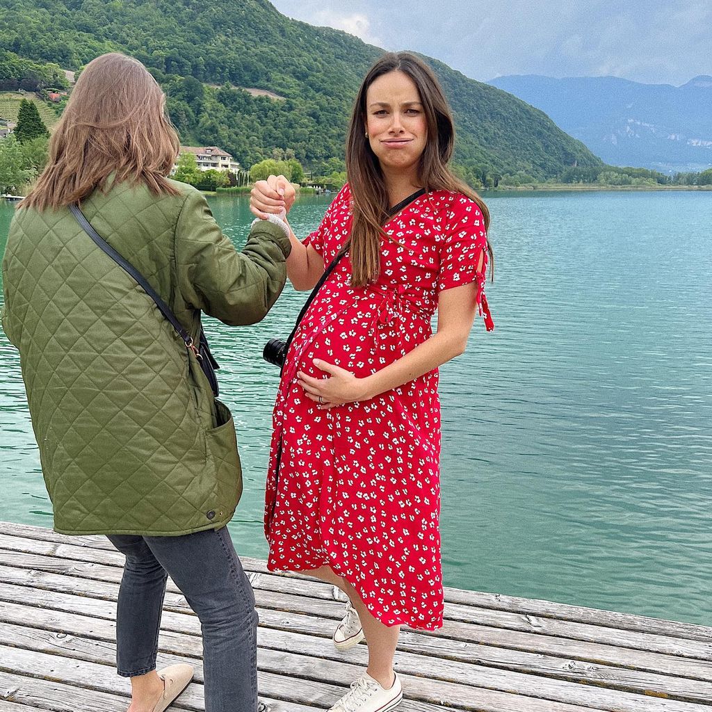 Janina Uhse und eine Freundin