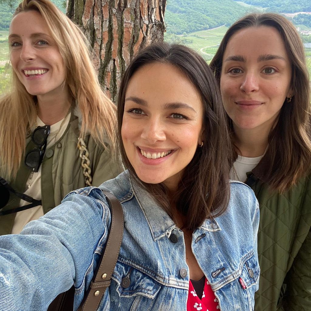 Janina Uhse mit ihren Freundinnen