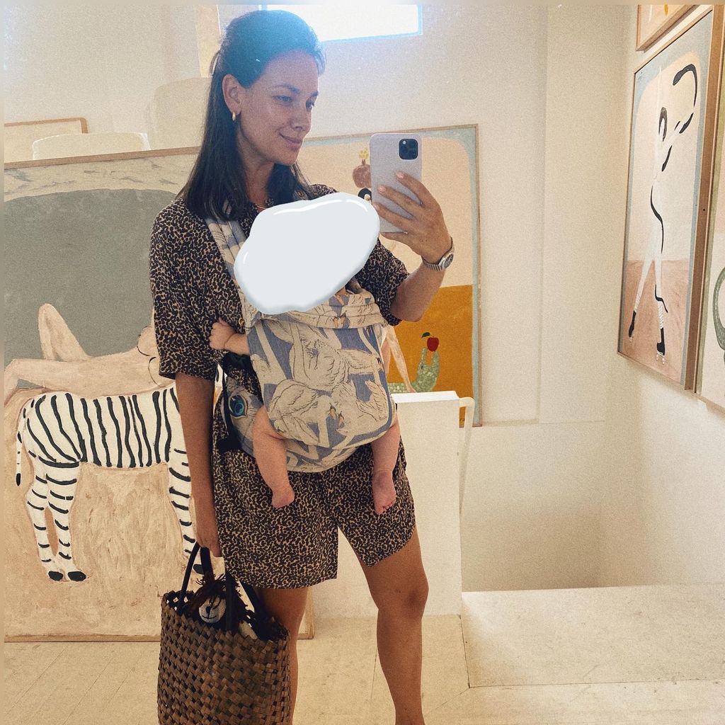 Janina Uhse mit ihrem Baby in Indonesien