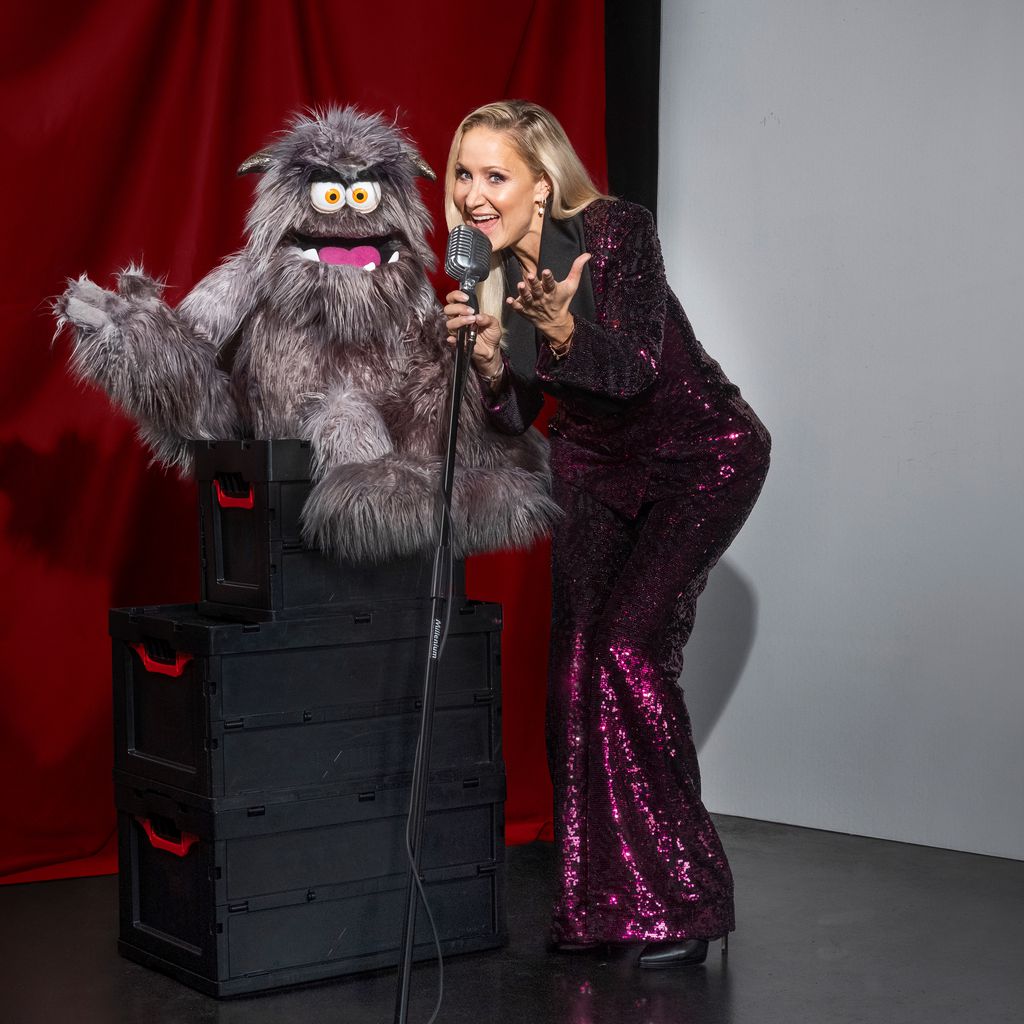 Janine Kunze mit Grummel-Puppe Werner Edel, "Pretty in Plüsch"-Teilnehmer