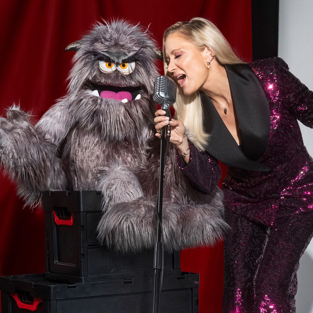 Janine Kunze mit Grummel-Puppe Werner Edel, "Pretty in Plüsch"-Teilnehmer