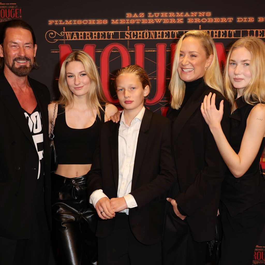 Janine Kunze und Dirk Budach mit ihren Kindern Lili, Lola und Luiz