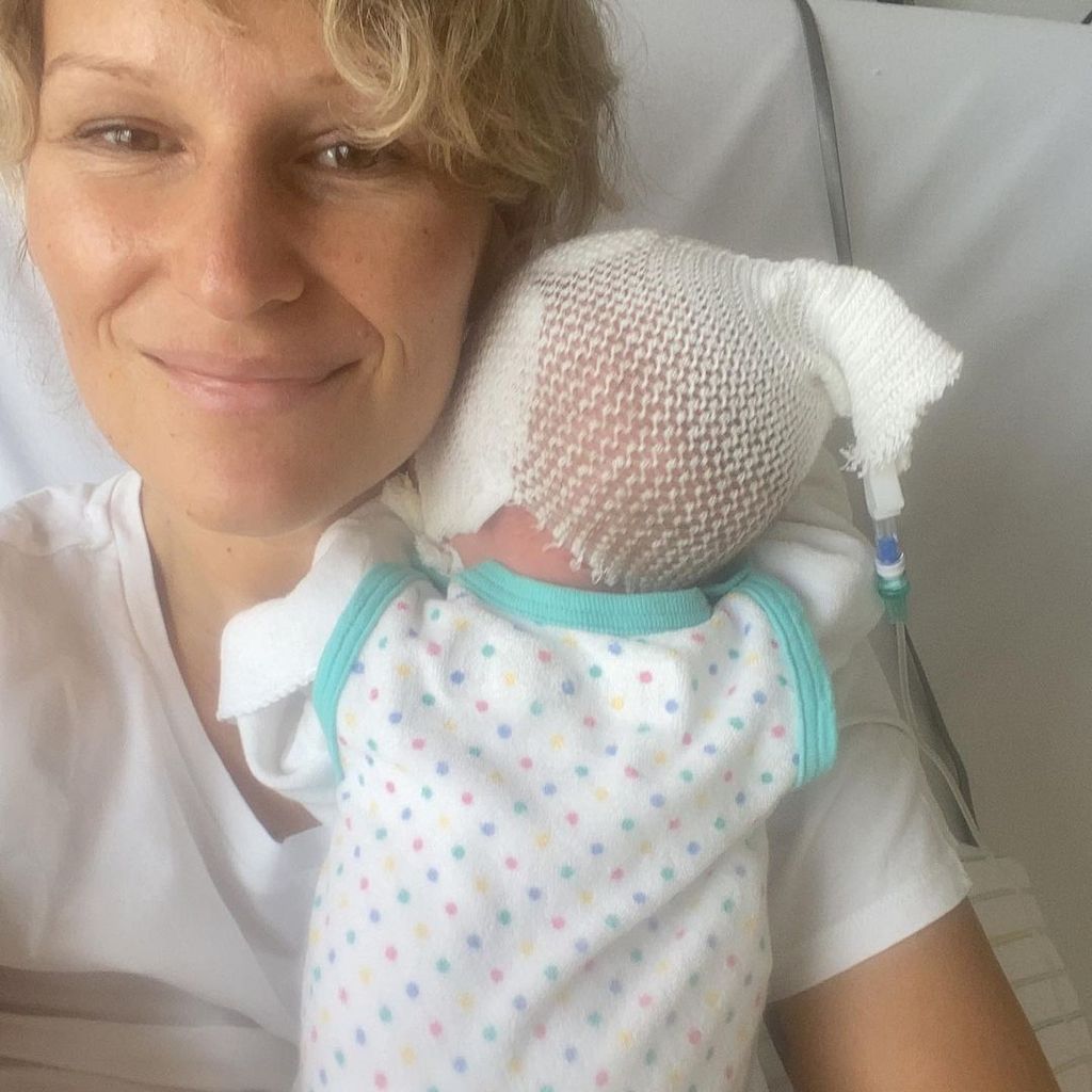 Janni Kusmagk mit ihrem Sohn Merlin im Krankenhaus