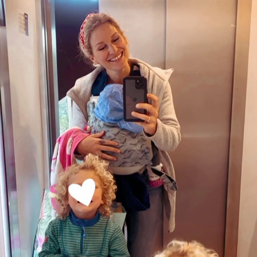 Janni Kusmagk und ihre drei Kinder im Dezember 2021