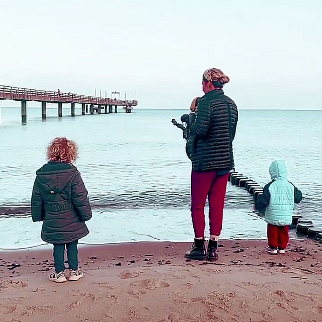 Janni Kusmagk mit ihren Kids an der Ostsee