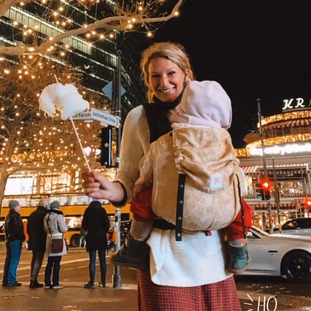 Janni Kusmagk mit ihrer Tochter Yoko 2020 in Berlin