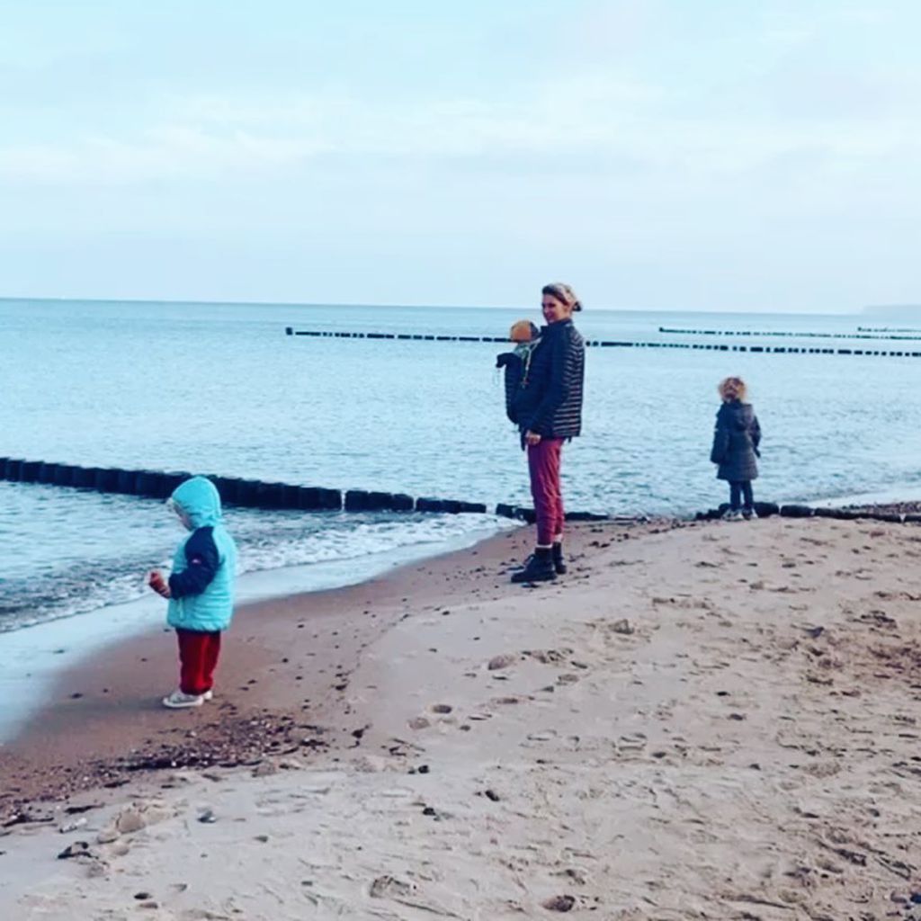 Influencerin Janni Kusmagk mit ihren Kids