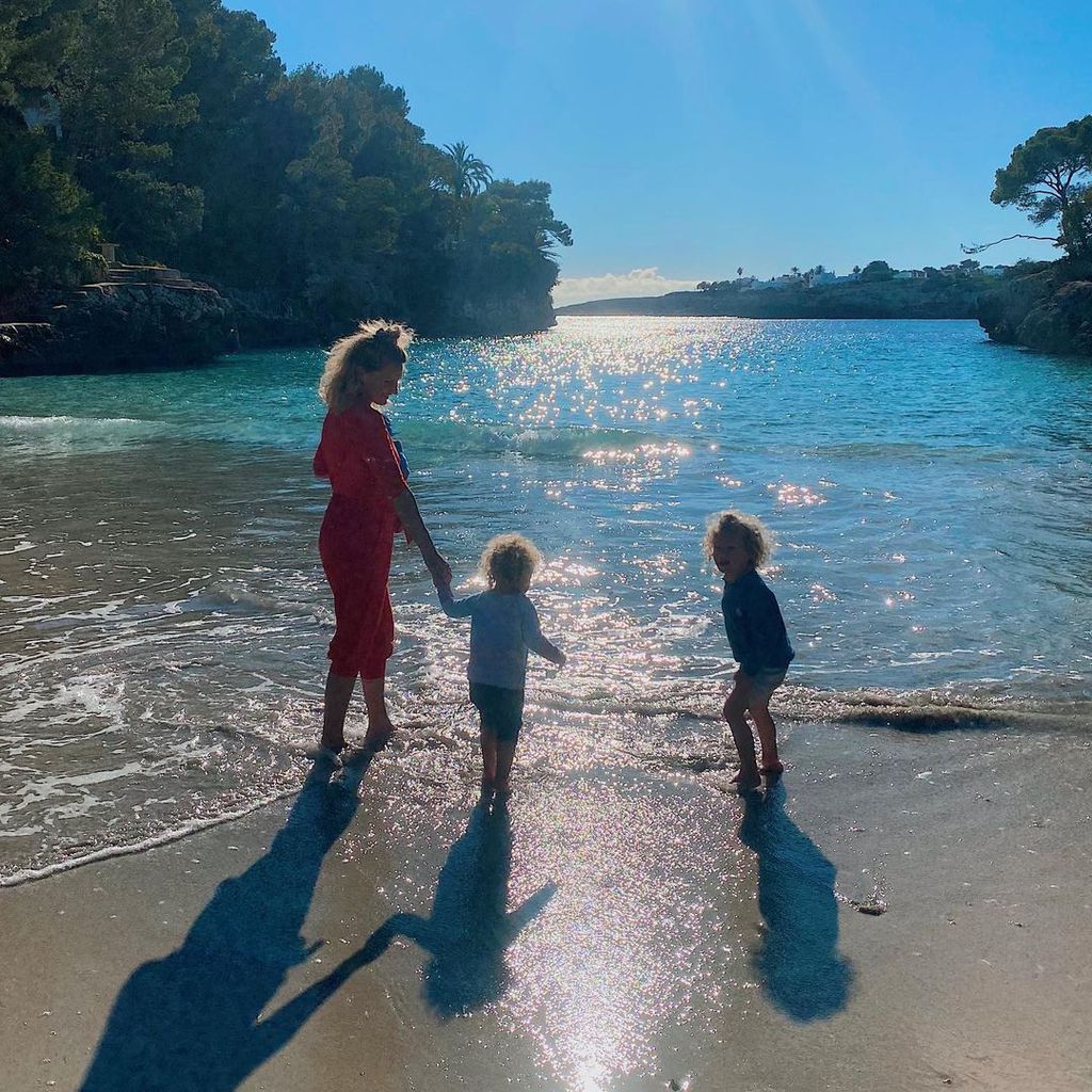 Janni Kusmagk mit ihren Kids, Dezember 2021 auf Mallorca