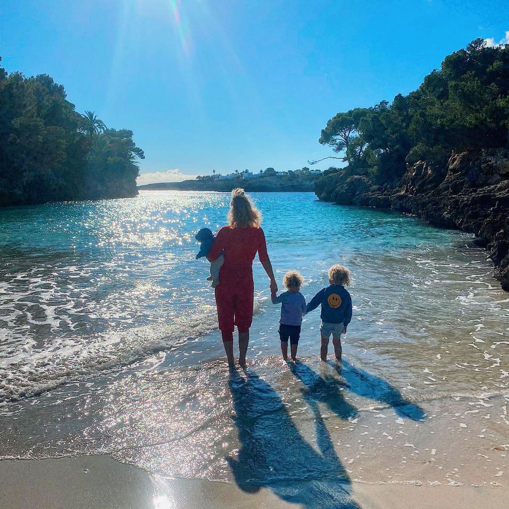 Janni Kusmagk mit ihren Kindern am Strand