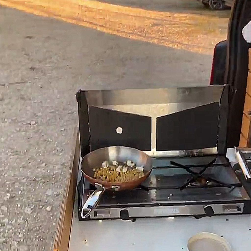 Janni und Peer Kusmagk machen Popcorn