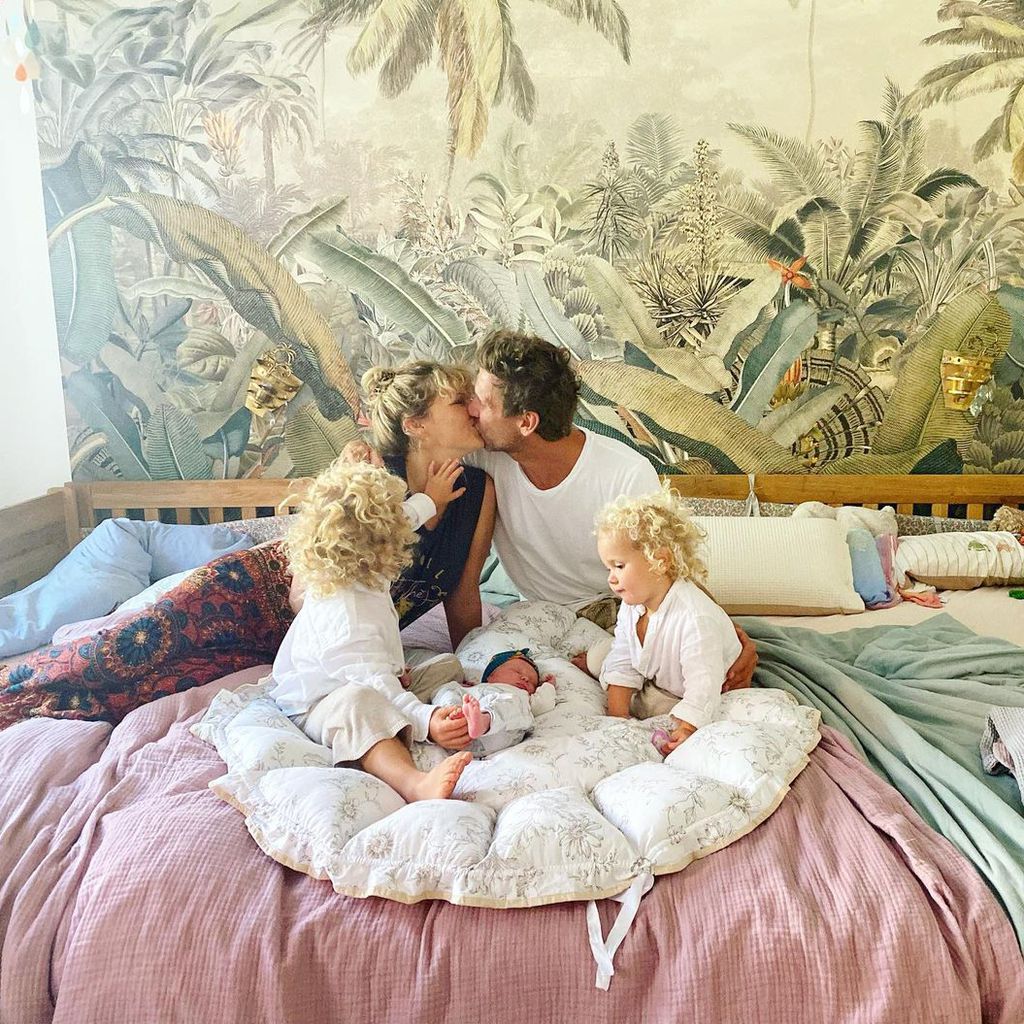 Janni und Peer Kusmagk mit ihren Kindern Emil-Ocean, Merlin und Yoko, September 2021